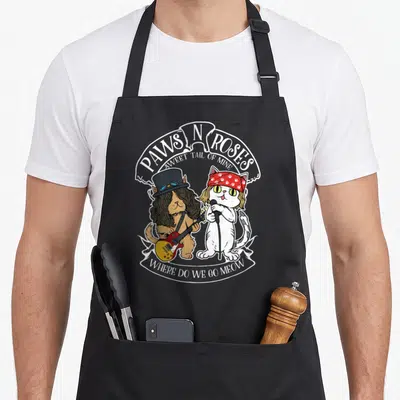 Tablier de cuisine noir avec deux chats en musiciens rock et le texte Paws N Roses Where Do We Go Meow