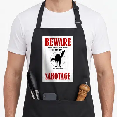 Tablier de cuisine noir avec illustration d'un chat noir et texte rouge Beware Sabotage IWW One Big Union.