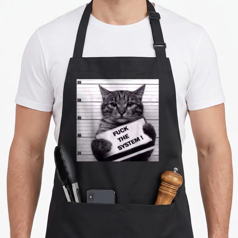 Tablier de cuisine noir avec illustration d'un chat tigré en photo d'identité judiciaire tenant une pancarte.