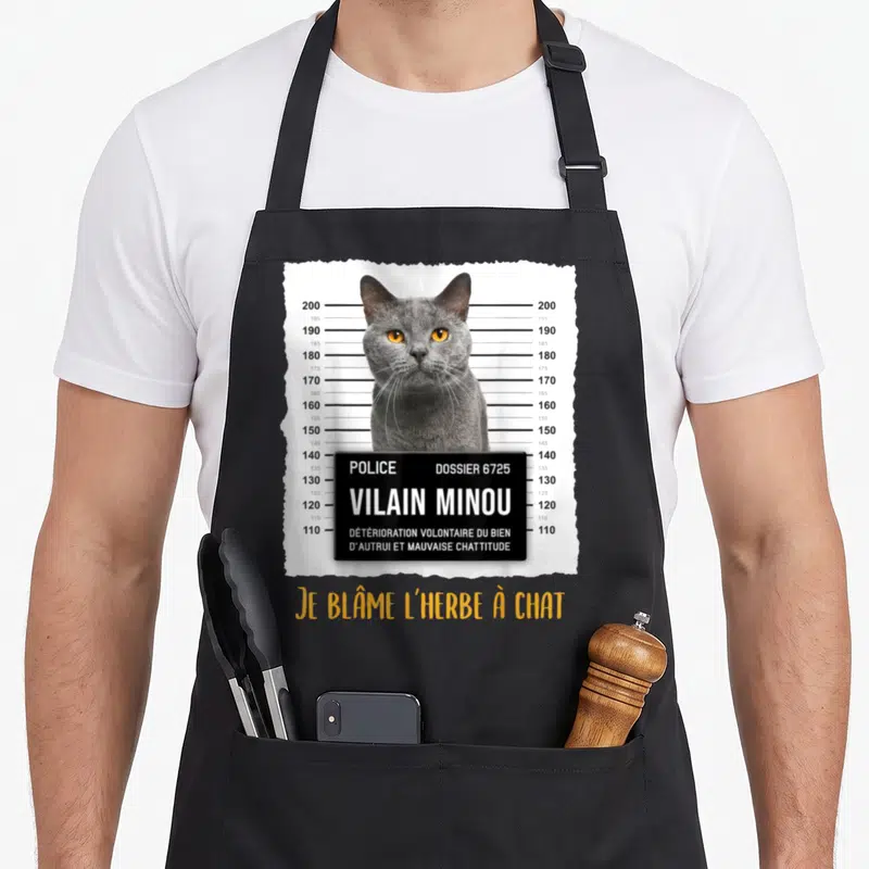 Tablier de cuisine noir avec portrait de chat gris en fiche d'identité policière et texte Vilain Minou.