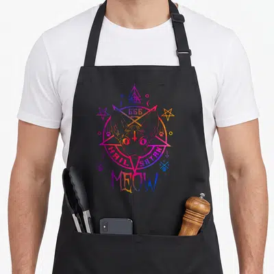 Tablier de cuisine noir avec illustration d'un chat Sphynx dans un pentagramme coloré et des symboles occultes.