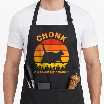 Tablier de cuisine noir avec silhouette de chat potelé sur fond de soleil orange et texte Chonk Oh Lawd He Comin