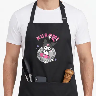 Tablier de cuisine noir avec Kuromi sur planche à roulettes rose et logo original.