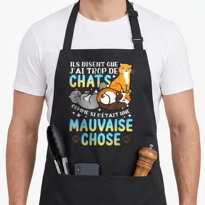 Tablier de cuisine noir avec trois chats colorés et le texte ils disent que j'ai trop de chats comme si c'était une mauvaise chose.