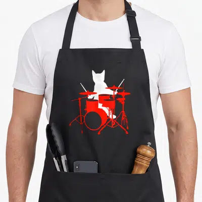 Tablier de cuisine noir avec silhouette blanche de chat jouant d'une batterie rouge vive.