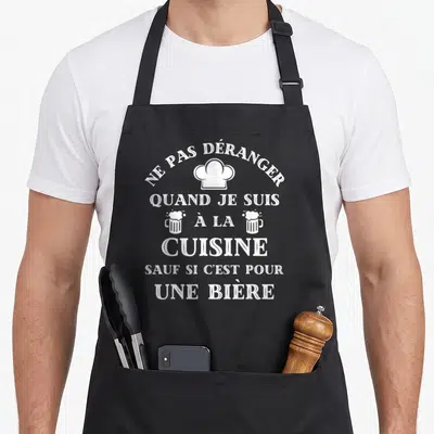 Tablier de cuisine noir avec inscription blanche Ne pas déranger quand je suis à la cuisine sauf si c'est pour une bière et icônes de chapeau et verres.