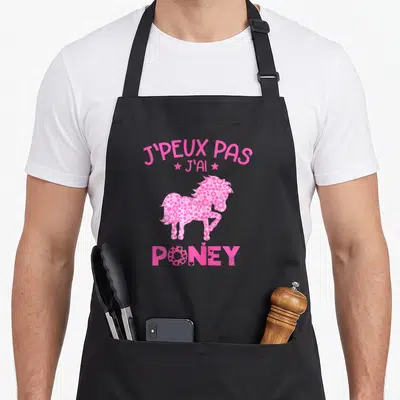 Tablier de cuisine noir avec silhouette de poney rose fleurie et texte J'peux pas j'ai poney