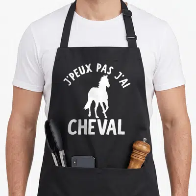 Tablier de cuisine noir avec silhouette blanche de cheval et texte J'peux pas j'ai cheval imprimé au centre.