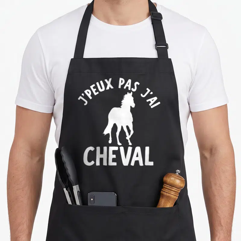 Tablier de cuisine noir avec silhouette blanche de cheval et texte J'peux pas j'ai cheval imprimé au centre.