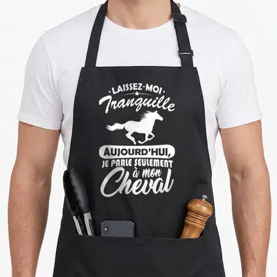 Tablier de cuisine noir avec inscription laissez-moi tranquille aujourd'hui je parle seulement à mon cheval et silhouette de poulain blanc.