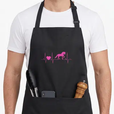Tablier de cuisine noir avec un motif électrocardiogramme rose montrant un cœur et un cheval en silhouette.