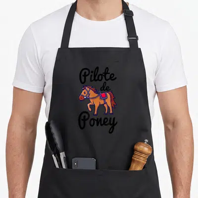 Tablier de cuisine noir avec illustration d'un poney marron et l'inscription Pilote de Poney en lettres noires stylisées.
