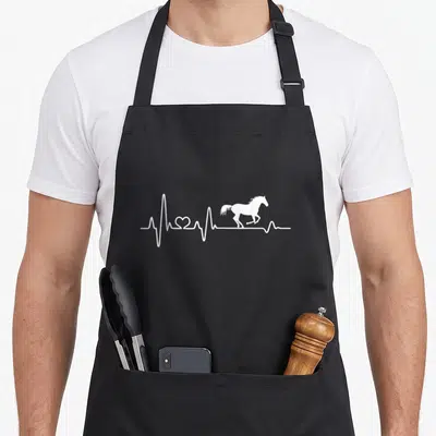 Tablier de cuisine noir avec un motif blanc montrant une ligne de battement de coeur se terminant par la silhouette d'un cheval au galop.