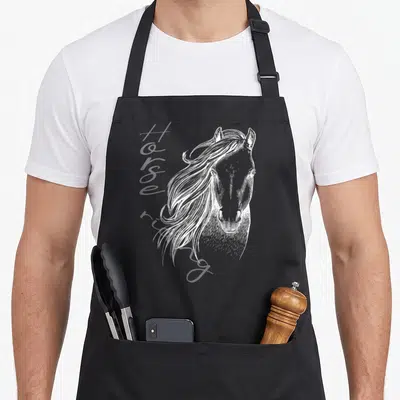 Tablier de cuisine noir avec portrait de horse au trait blanc et texte sur l'équitation.