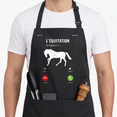 Tablier de cuisine noir avec interface téléphone affichant L'équitation m'appelle et silhouette de cheval blanc, boutons Refuser et Accepter.