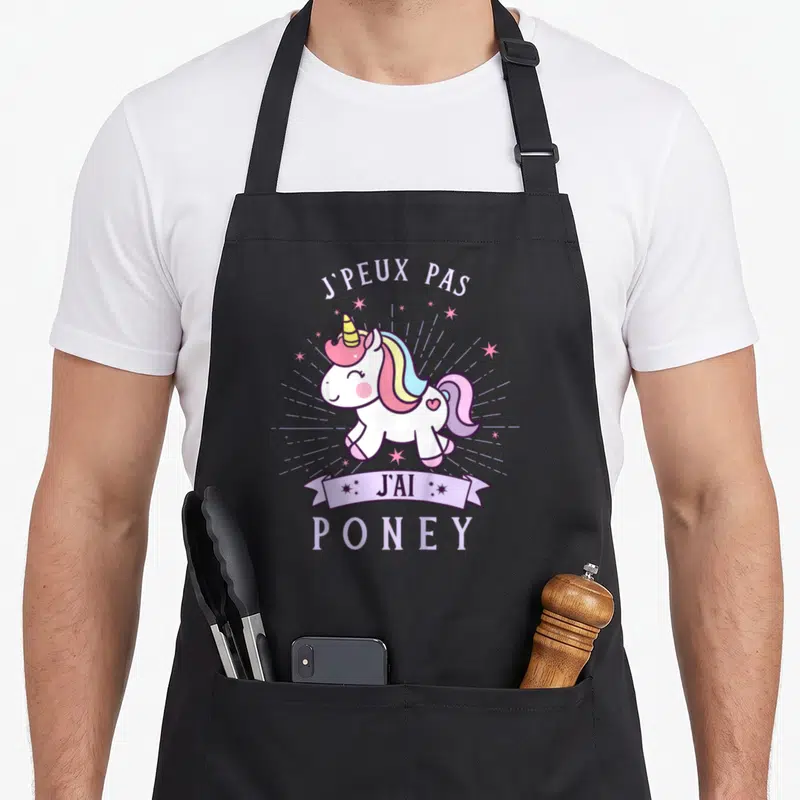 Tablier de cuisine noir avec un poney coloré et l'inscription J'peux pas j'ai poney