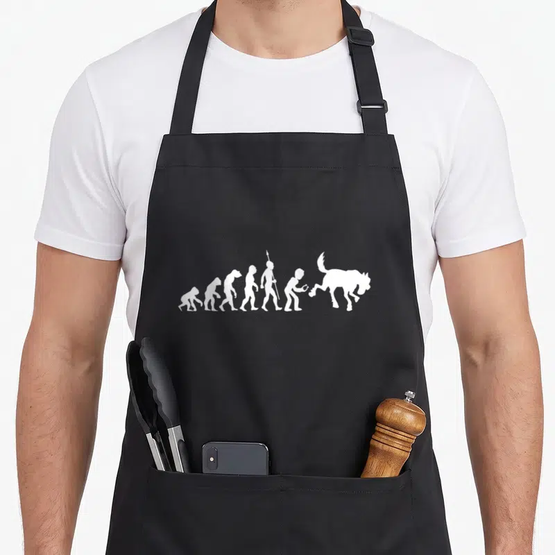 Tablier de cuisine noir avec une illustration blanche représentant l'évolution humaine jusqu'à un cheval forgeron.