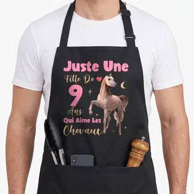Tablier de cuisine noir avec illustration de poulain et texte Juste une fille de 9 ans qui aime les chevaux en rose et doré.