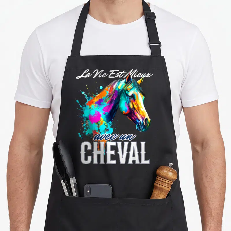 Tablier de cuisine noir avec une illustration multicolore de tête de cheval et le texte La Vie Est Mieux avec un CHEVAL en blanc.