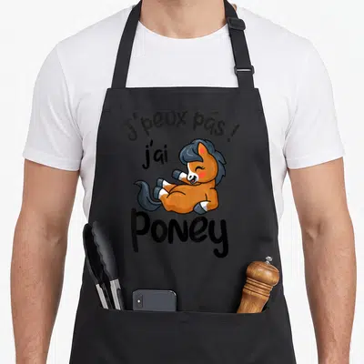 Tablier de cuisine noir avec illustration d'un poney marron au repos et texte Jpeux pas j'ai Poney.