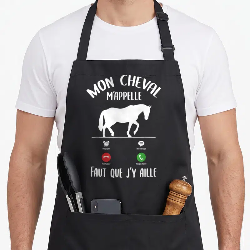 Tablier de cuisine noir avec silhouette de cheval et texte Mon Cheval m'appelle Faut que j'y aille sur fond blanc.
