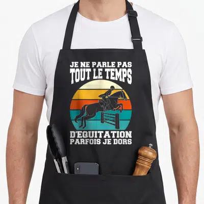Tablier de cuisine noir avec illustration rétro d'un cavalier et d'un cheval franchissant une haie sur fond de rayures colorées.