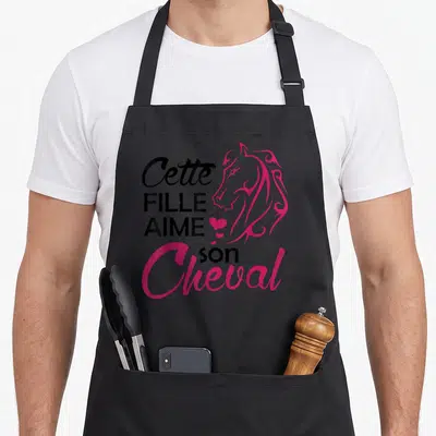 Tablier de cuisine noir avec profil de cheval rose et texte Cette Fille Aime Son Cheval