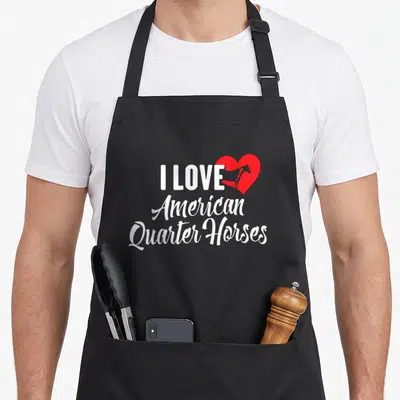 Tablier de cuisine noir avec inscription blanche I Love American Quarter Horses et un cœur rouge contenant la silhouette d'une tête de cheval.