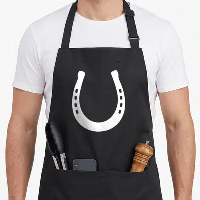 Tablier de cuisine noir avec un grand fer à cheval blanc imprimé au centre du torse.