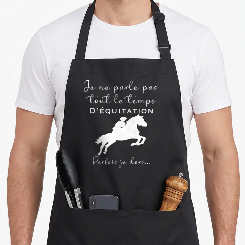 Tablier de cuisine noir avec silhouette blanche d'un cavalier sur un cheval au galop et texte humoristique.