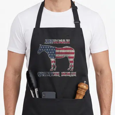 Tablier de cuisine noir avec silhouette de horse aux couleurs du drapeau et texte American Quarter Horse vieilli.