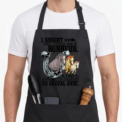 Tablier de cuisine noir avec un grand fer à cheval et trois chevaux colorés sous une phrase humoristique sur l'équitation.