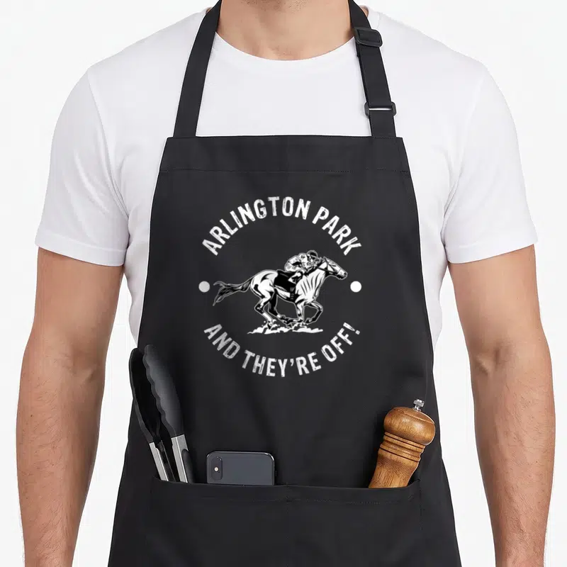 Tablier de cuisine noir avec illustration blanche d'un jockey et du texte Arlington Park And They're Off.