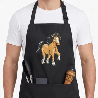 Tablier de cuisine noir avec illustration colorée d'un cheval Clydesdale aux sabots blancs et à la crinière noire.