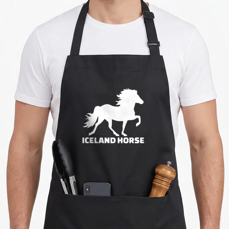 Tablier de cuisine noir avec silhouette blanche d'un cheval islandais et le texte ICELAND HORSE en bas.