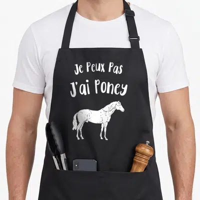Tablier de cuisine noir avec un dessin de poney blanc et le texte Je peux pas j'ai poney