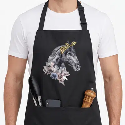 Tablier de cuisine noir avec tête de cheval au bandeau léopard et bouquet de fleurs aquarellées roses et bleues.