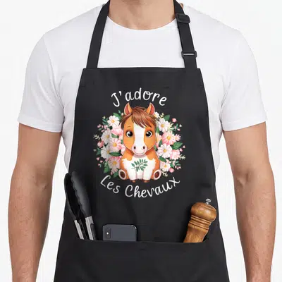 Tablier de cuisine noir avec poulain mignon entouré de fleurs roses et blanches et le texte J'adore Les Chevaux.