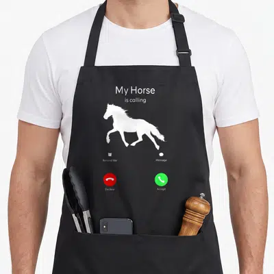 Tablier de cuisine noir avec silhouette de horse blanc et texte My Horse is calling sur fond gris imitant un écran de téléphone.