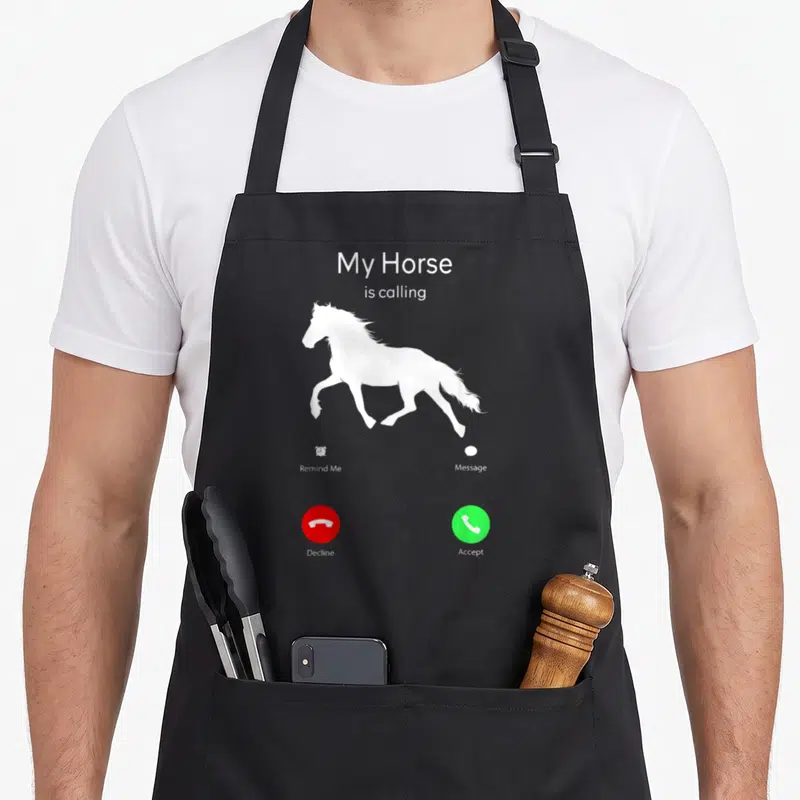 Tablier de cuisine noir avec silhouette de horse blanc et texte My Horse is calling sur fond gris imitant un écran de téléphone.