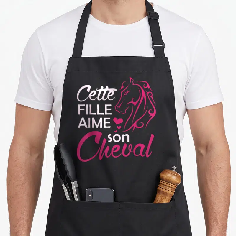 Tablier de cuisine noir avec illustration rose d'une tête de cheval et texteCette fille aime son Cheval.