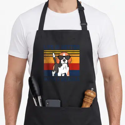 Tablier de cuisine noir avec illustration d'un beagle vintage portant des lunettes de soleil sur fond de bandes colorées.