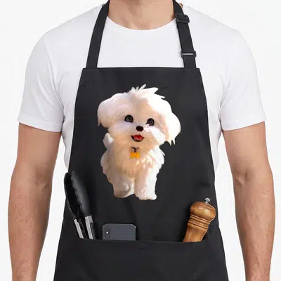 Tablier de cuisine noir avec un bichon maltais blanc souriant portant une étiquette os jaune sur son collier.