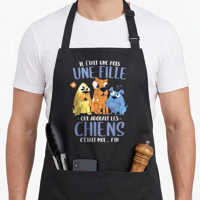 Tablier de cuisine noir avec trois chiens dessinés et le texte Il était une fois une fille qui adorait les chiens.