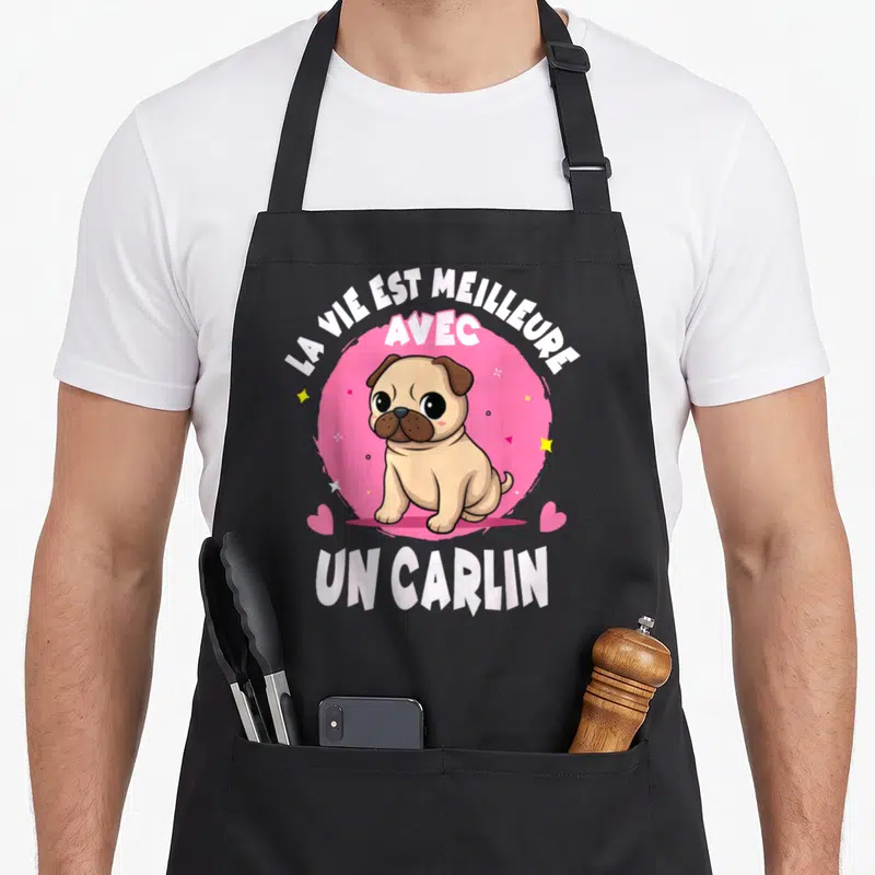 Tablier de cuisine noir avec un dessin de carlin et l'inscription la vie est meilleure avec un carlin.