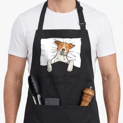 Tablier de cuisine noir avec illustration d'un Jack Russel dormant sous une couette et le texte Chemise de nuit préférée.