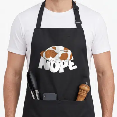 Tablier de cuisine noir avec un chien Cavalier King Charles Spaniel dormant sur le mot Nope imprimé en blanc.