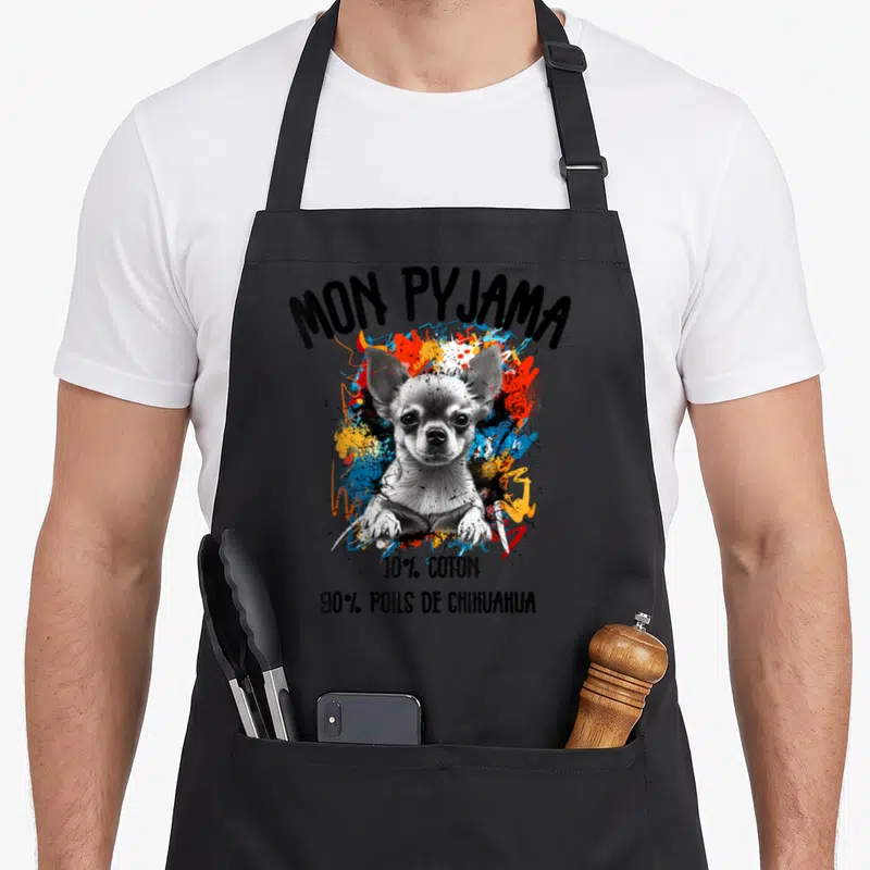 Tablier de cuisine noir avec illustration colorée d'un chihuahua et texte humoristique sur son pyjama en poils.