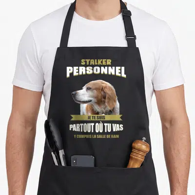 Tablier de cuisine noir avec portrait d'Epagneul Breton et texte Stalker personnel en blanc et doré.