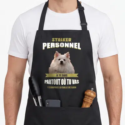 Tablier de cuisine noir avec un Spitz Allemand blanc et le texte Stalker Personnel Je Te Suis Partout Où Tu Vas Y Compris La Salle De Bain